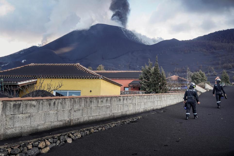 Unidades de la UME y del Ejército de Tierra, y el GIETMA, realizan mediciones de gases para comprobar que la zona es segura volcán de La Palma, que hizo erupción hace 61 días en la dorsal de Cumbre Vieja, y que ha superado la emisión de 10 millones de metros cúbicos de piroclastos, por lo que el comité científico del Plan de emergencias volcánicas de Canarias (Pevolca) ha elevado su índice de explosividad (VEI) de 2 a 3, en una escala de 8. - EFE/Unidad Militar de Emergencias
