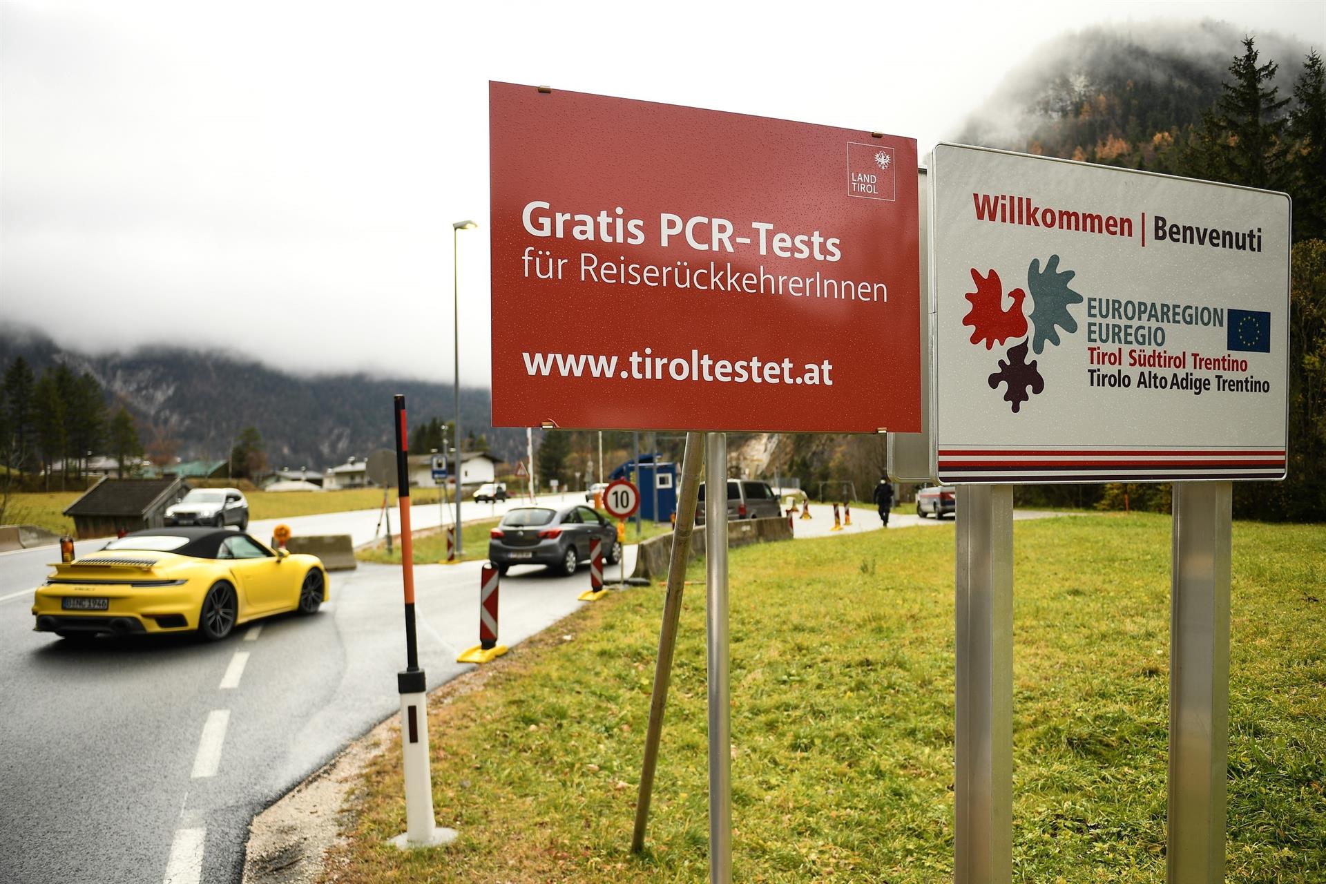 Puesto de control anti covid-19 en la localidad fronteriza de Scharnitz, Austria. EFE/EPA/PHILIPP GUELLAND