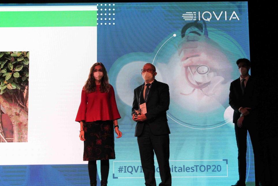 En la foto, el gerente del hospital Quirónsalud Valencia, Ximo Montenegro recogiendo el Top 20.
