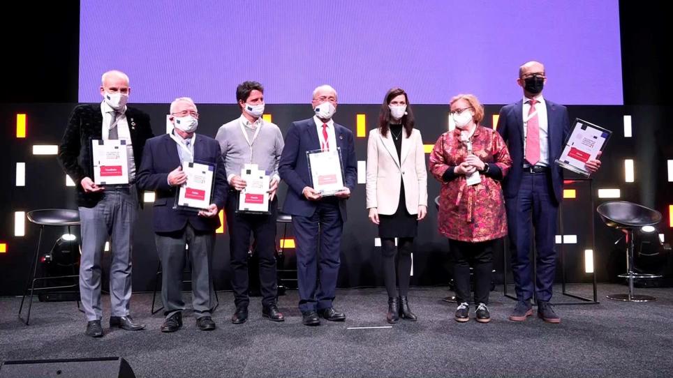 BRUSELAS (BÉLGICA), 24/11/2021.- Galardonados en el acto de entrega de los Premios a la Capital Europea de la Innovación, organizada por el Consejo de Investigación Europeo, celebrado este miércoles en Bruselas. EFE/Leo Rodríguez
