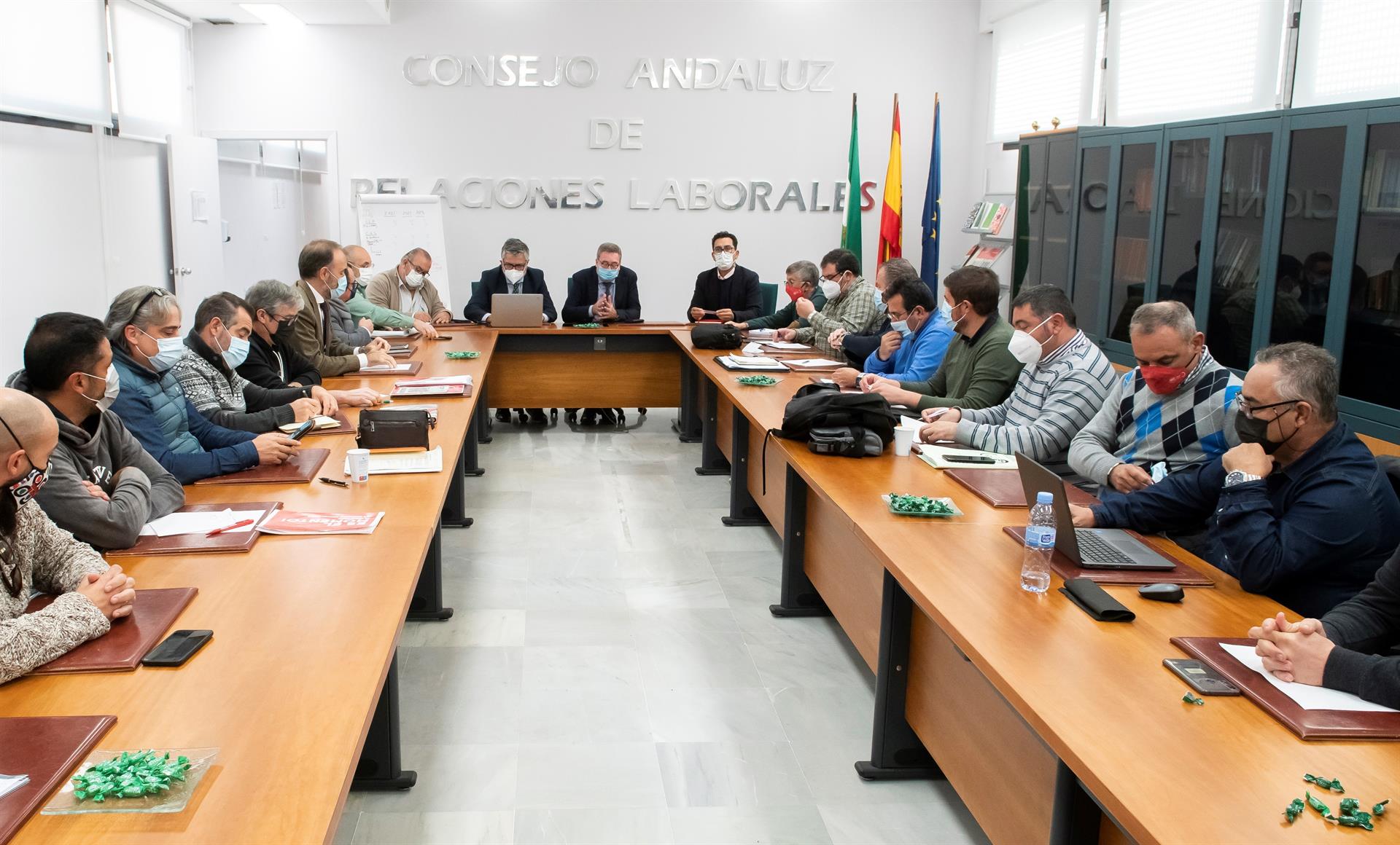 Representantes sindicales y de la Federación de Empresarios del Metal de Cádiz (FEMCA) ayer durante las negociaciones en la sede del órgano de mediación laboral de la Consejería de Empleo en Sevilla. EFE/Raúl Caro.