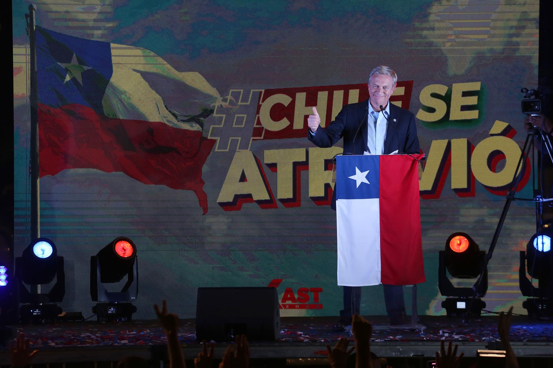 El candidato presidencial del Partido Republicano, José Antonio Kast, en un acto con sus seguidores tras conocer los resultados de las elecciones presidenciales, en Santiago (Chile). EFE/ Elvis González