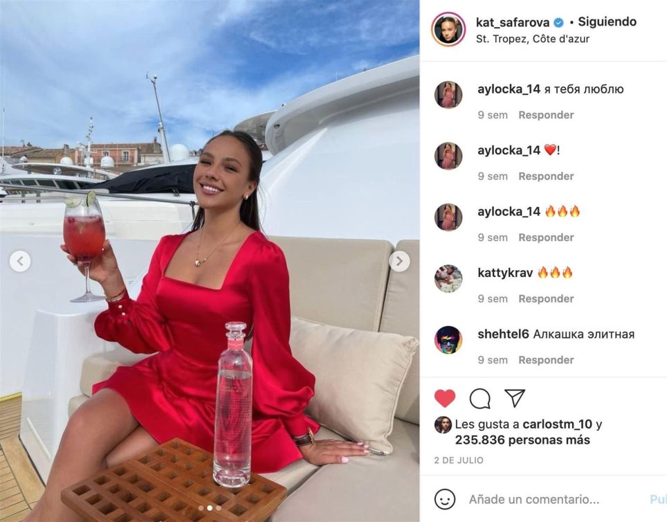 Katerina Safarova disfrutando una copa de Gina en Saint TropezAutor: Instagram Kat_safarova
