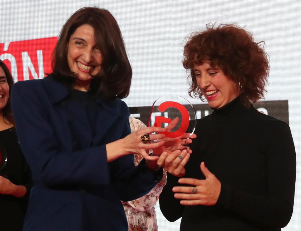 MADRID, 17/11/2021.- La empresaria Yla Eunice (d) recibe el premio Gira de manos de la ministra de Justicia Pilar Llop (i), durante la entrega de la quinta edición de los Premios "GIRA", que entrega Coca Cola a proyectos de mujeres emprendedoras, este martes en Madrid. EFE/David Fernández
