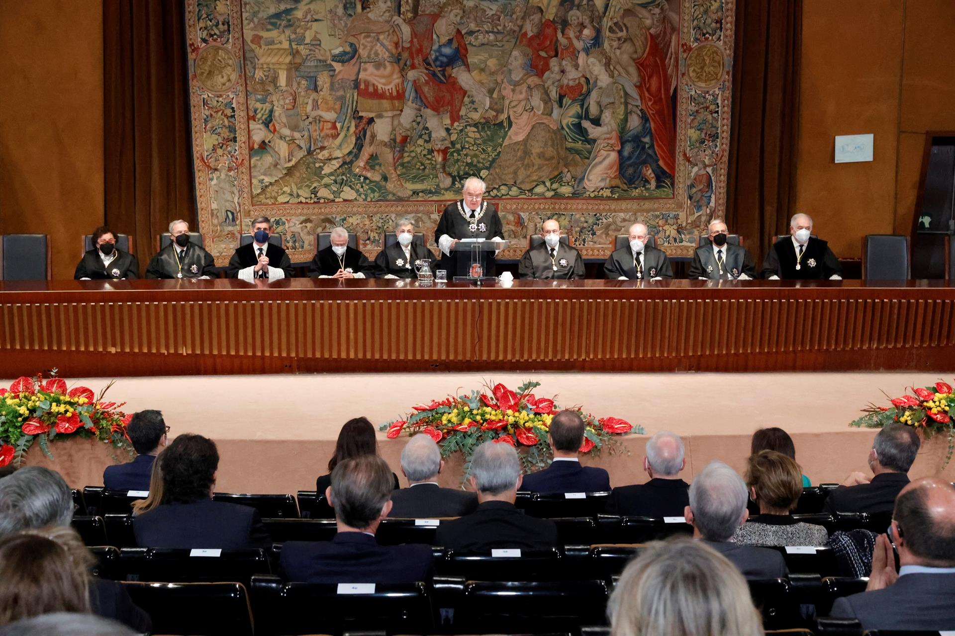 El presidente saliente del Tribunal Constitucional, Juan José González Rivas (c), pronuncia un discurso durante la toma de posesión de los nuevos cuatro jueces del órgano este jueves en la sede del Tribunal Constitucional, en Madrid. EFE/Zipi