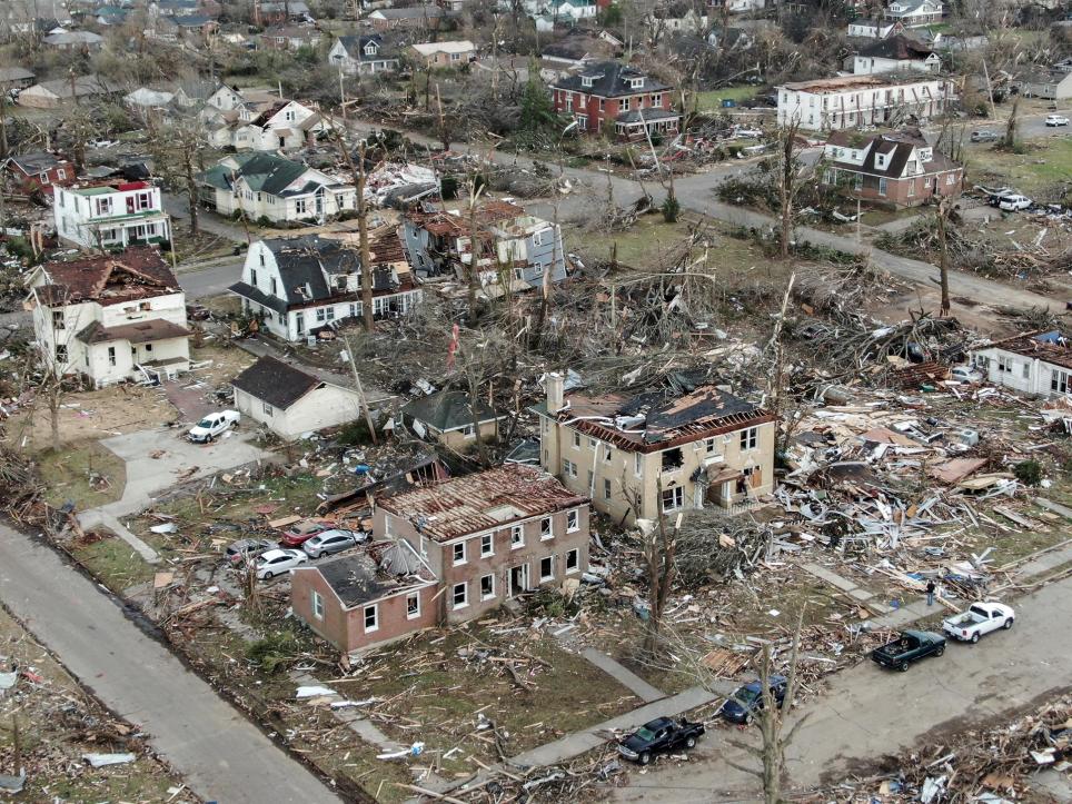 Una foto aérea hecha con un dron muestra la destrucción generalizada de hogares y negocios después de que los tornados se desplazaran por el área dejando destrucción y muerte en seis estados, en Mayfield, Kentucky, EE. UU. EFE/EPA/TANNEN MAURY
