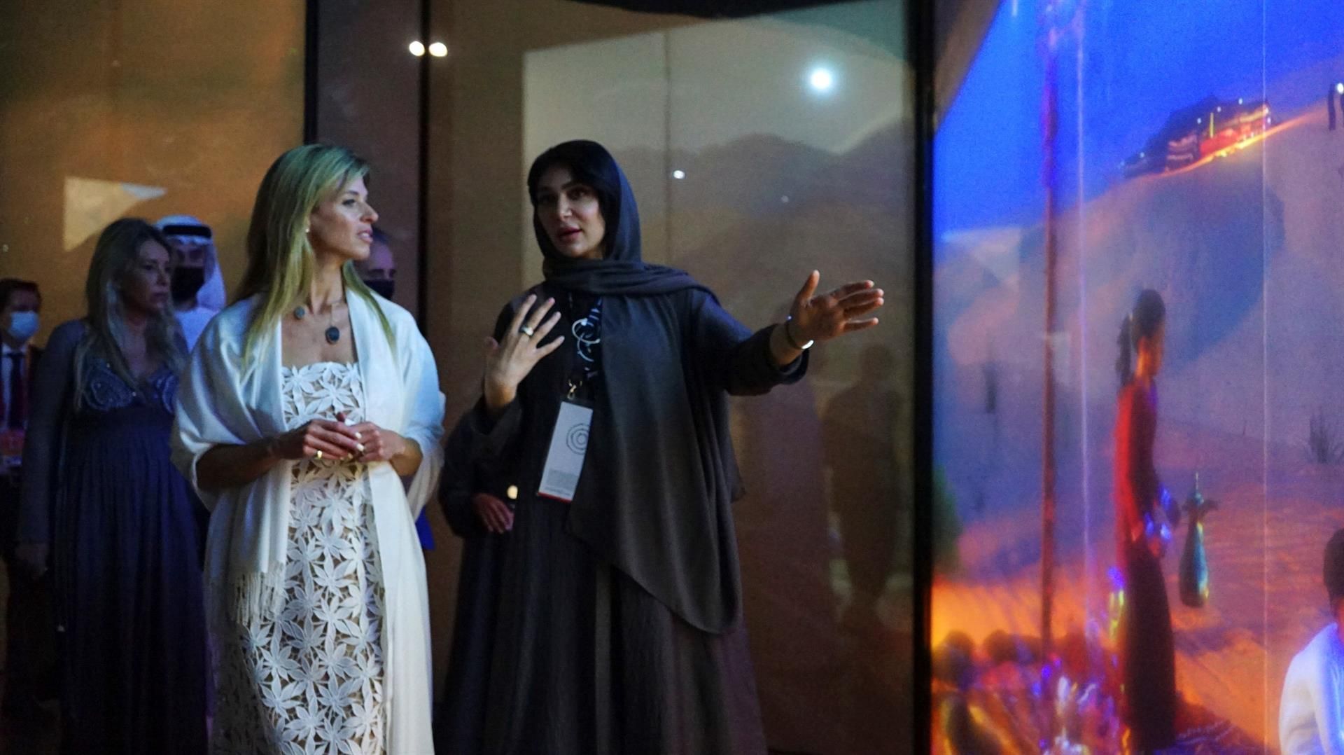 GRAF6813. DUBAI, 16/12/2021.- La primera dama, Lorena Ponce de León (i), visita el pabellón de los Emiratos Arabes Unidos (EAU), país anfitrión de la Expo Dubai.. EFE/Iñigo Álvarez