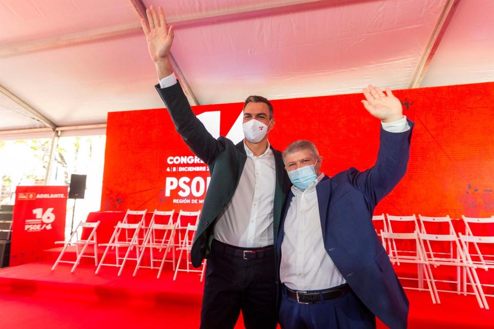 El secretario general del PSOE y presidente del gobierno, Pedro Sánchez (i), acompañado por el nuevo secretario general de los socialistas murcianos (PSRM-PSOE), José Vélez. EFE/Marcial Guillén
