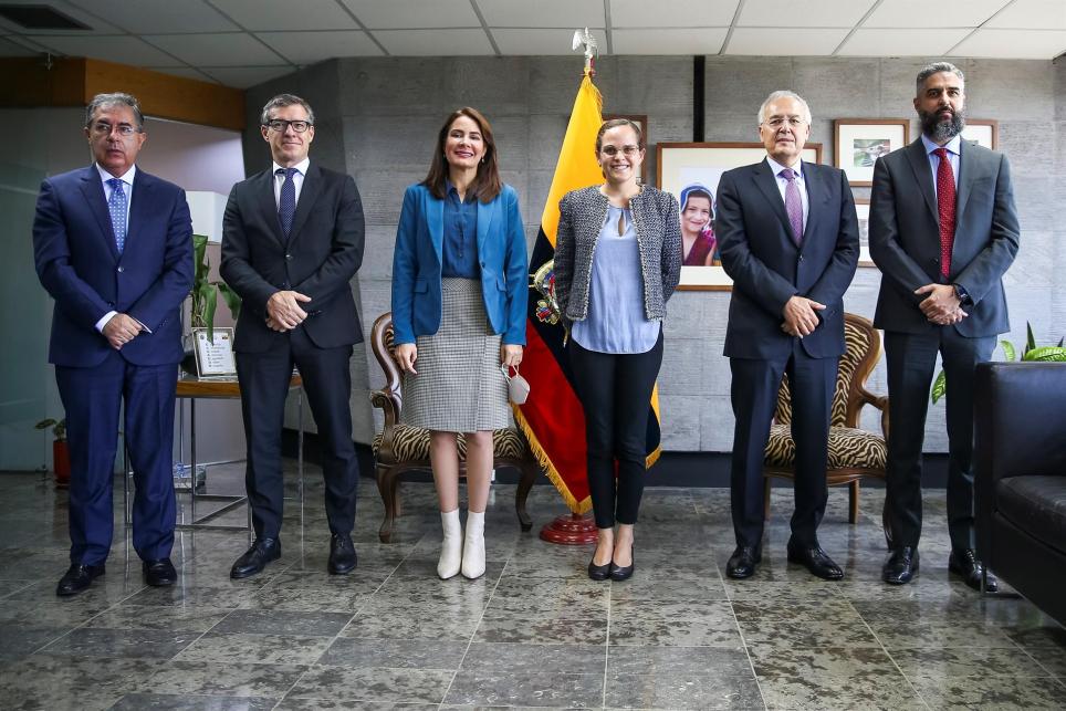 Reunión en Quito en la que participaron la ministra de Educación de Ecuador, María Brown (cd), su homóloga de Telecomunicacione, Vianna Maino (ci) y el consejero delegado de Hispasat, Miguel Ángel Panduro, entre otras personalidades.

