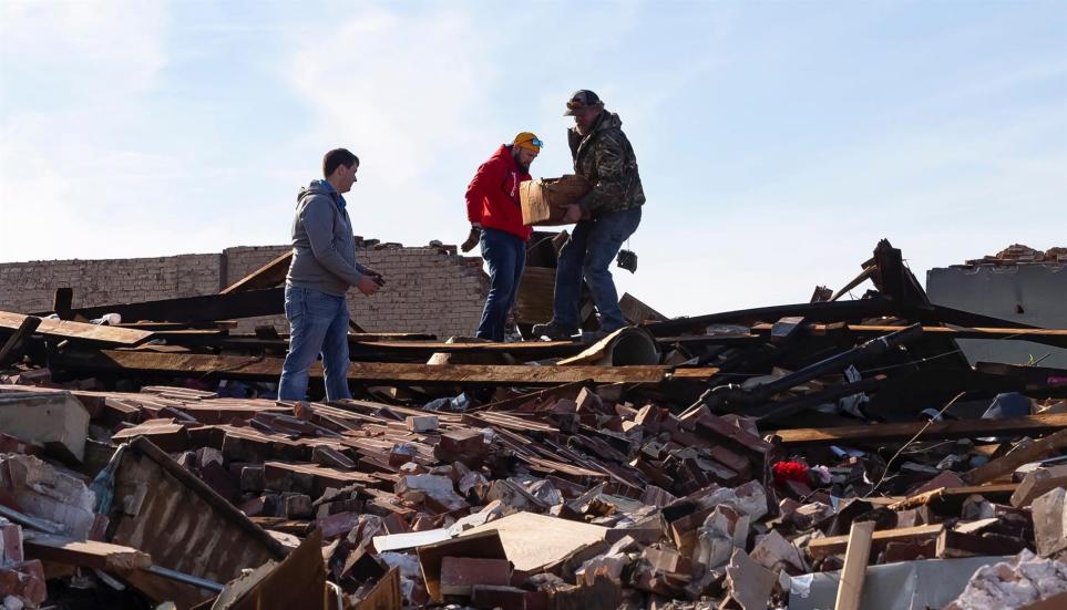 La gente observa los daños causados por un tornado en Mayfield, Kentucky, EE. UU., . EFE / EPA / ADDISON LEBOUTILLIER
