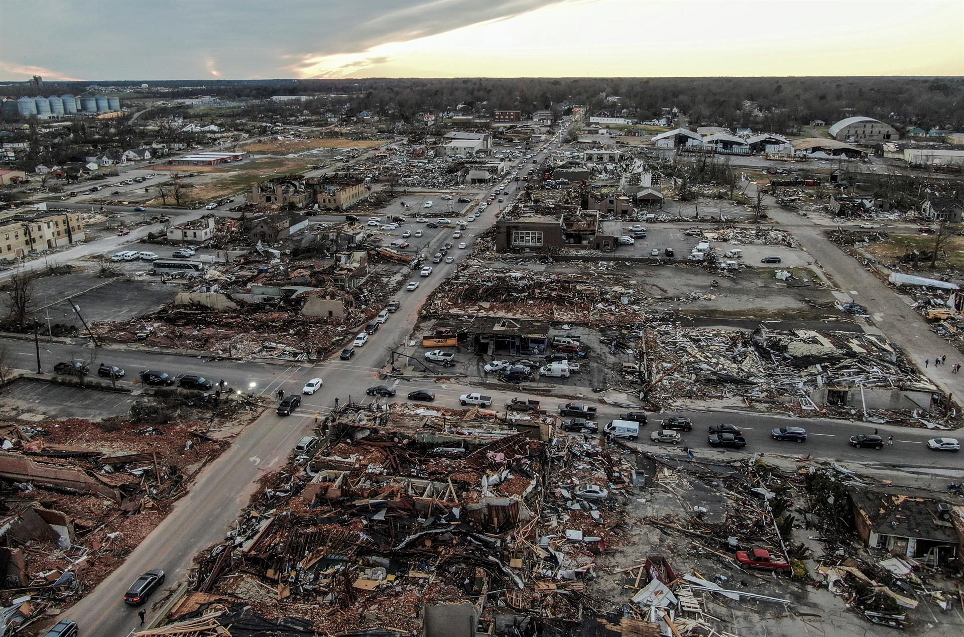 Una foto aérea hecha con un dron muestra la destrucción generalizada de hogares y negocios después de que los tornados se desplazaran por el área dejando destrucción y muerte en seis estados, en Mayfield, Kentucky, EE. UU. EFE/EPA/TANNEN MAURY