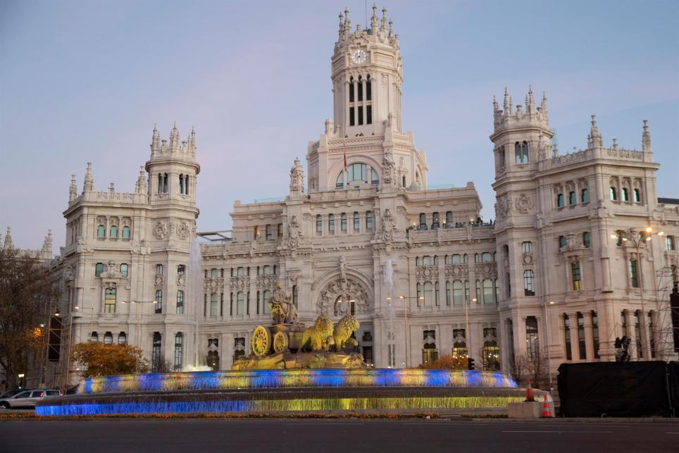 MADRID, 16/12/2021.- La estatua de La Cibeles, en el centro de Madrid, iluminada con los colores de la bandera kazaja en Madrid, con motivo del 30 aniversario de la independencia del país de la Unión Soviética. EFE/Javier Liaño
