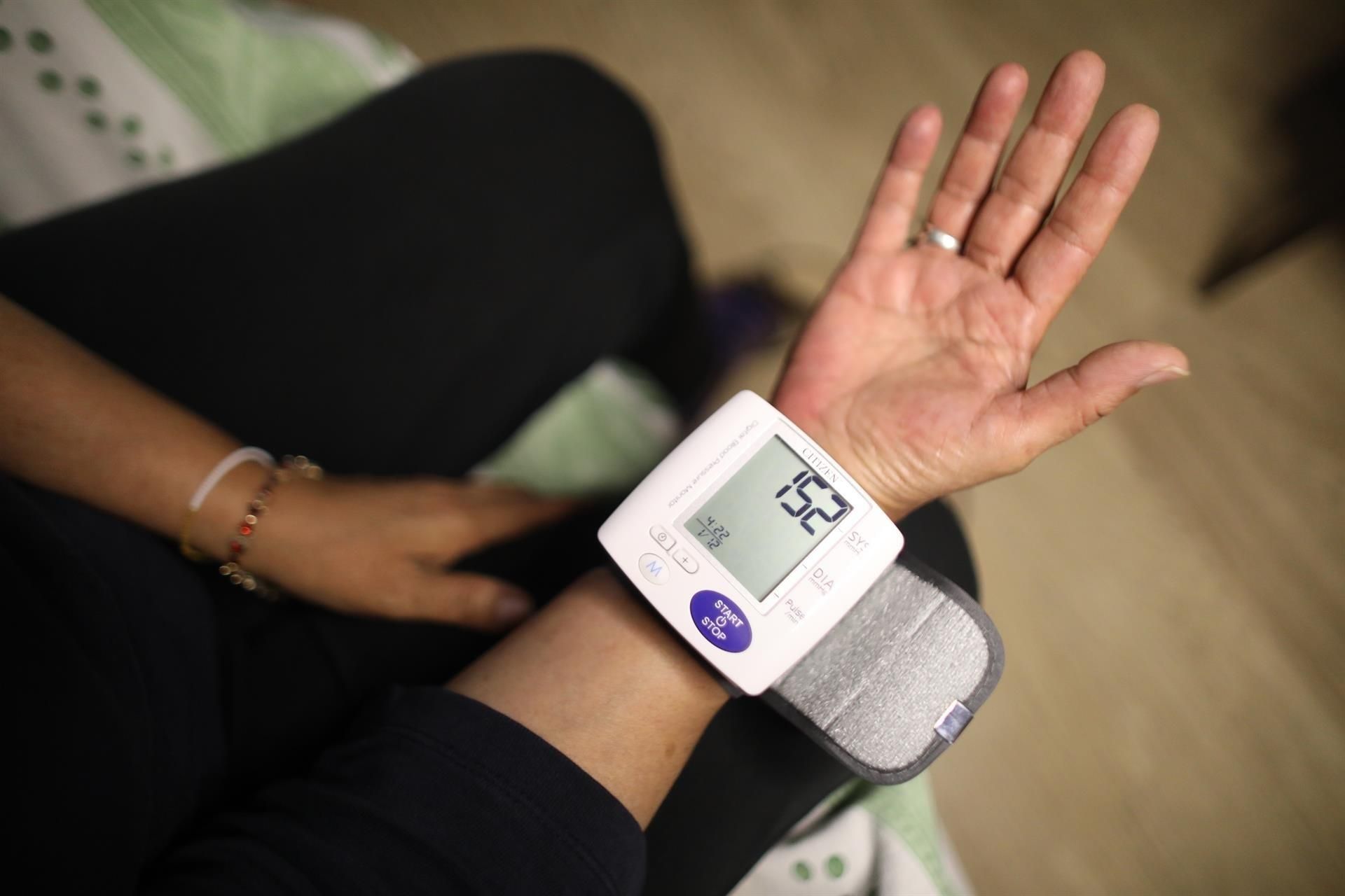 Imagen de archivo de una mujer midiéndose la presión arterial en Ciudad de México (México). EFE/ Sáshenka Gutiérrez
