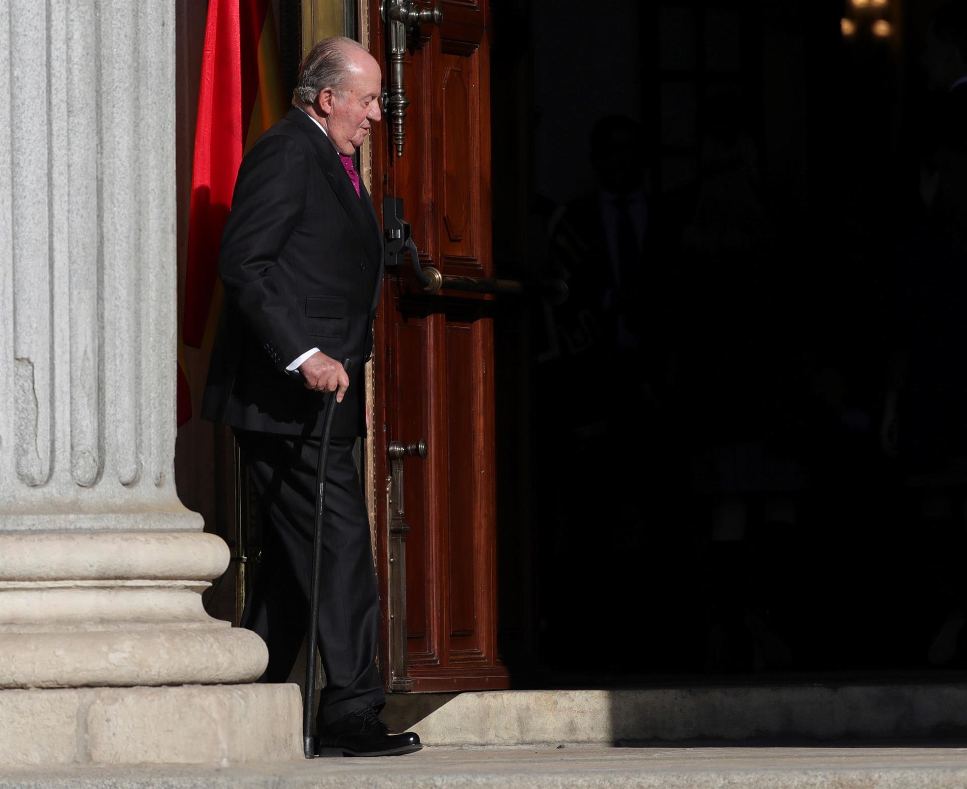 El rey emérito Juan Carlos I, en el exterior del Congreso de los Diputados, durante la conmemoración del 40 aniversario de la Constitución, el 6 de diciembre de 2018. EFE/JuanJo Martín