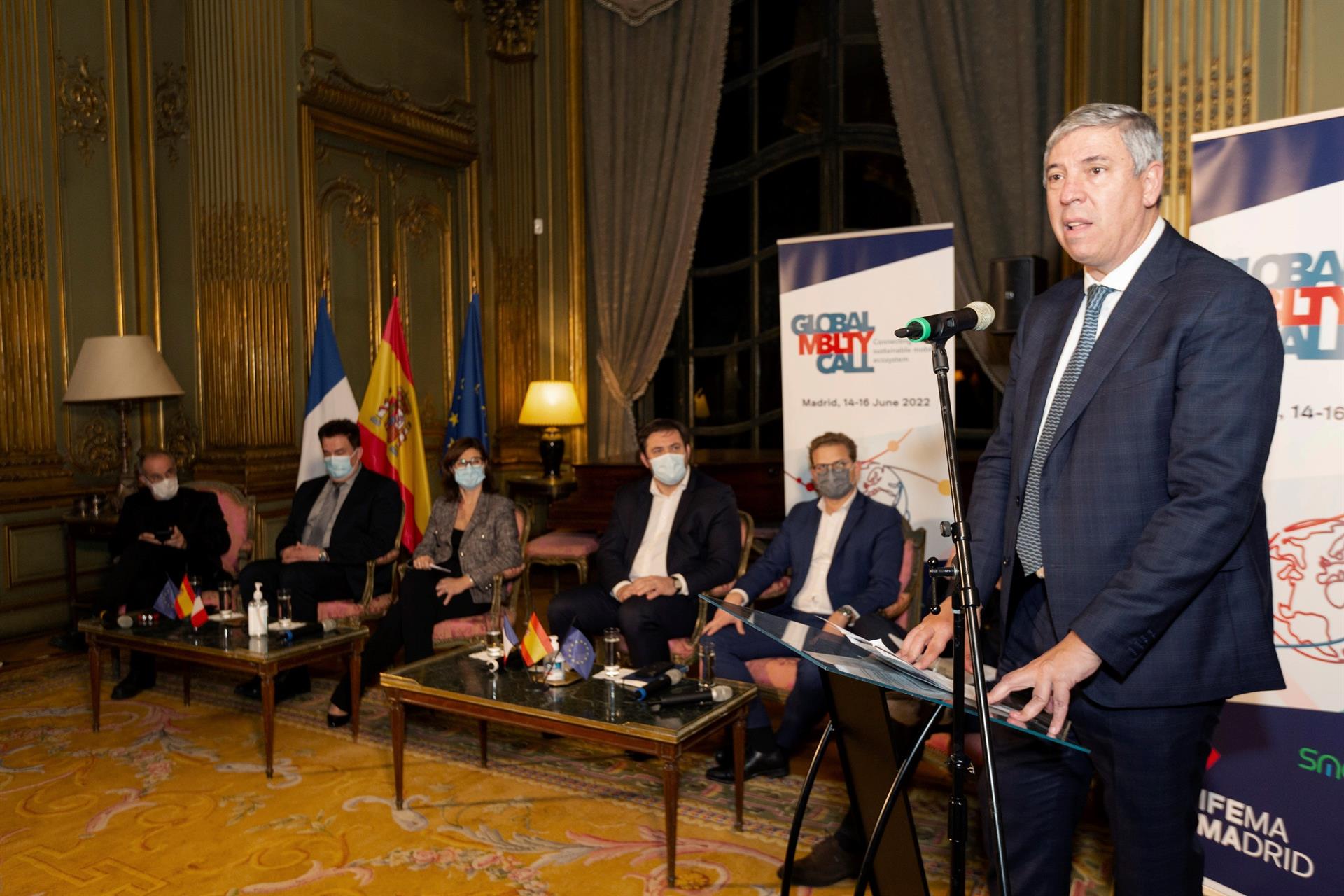 GRAF1516. PARÍS, 09/12/2021.- El presidente de Comité Ejecutivo de Ifema, José Vicente de los Mozos (d) interviene durante una mesa redonda este jueves en París para hablar acerca del congreso Global Movility Call, que celebra su primera edición entre el 14 y el 16 de junio de 2022 en Madrid. EFE/ Fernando Pérez