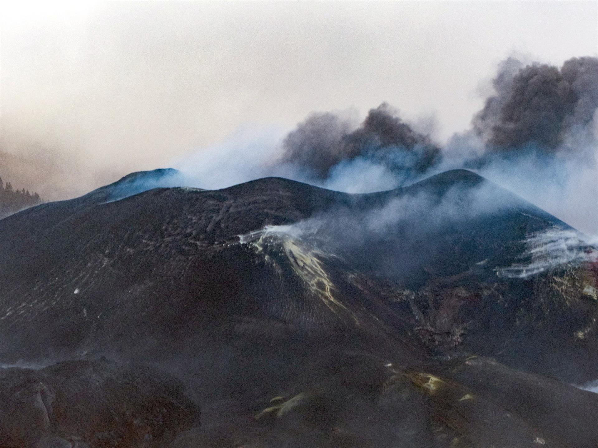 El volcán de Cumbre Vieja, en La Palma, este viernes. EFE/Miguel Calero