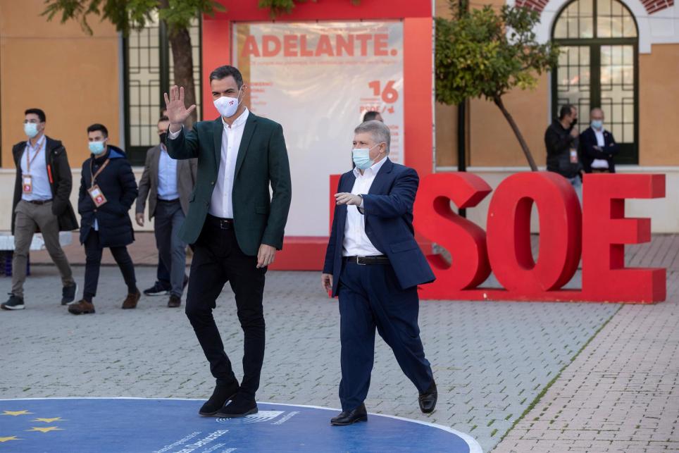 El secretario general del PSOE y presidente del gobierno, Pedro Sánchez (i), acompañado por el nuevo secretario general de los socialistas murcianos, José Vélez . EFE/Marcial Guillén
