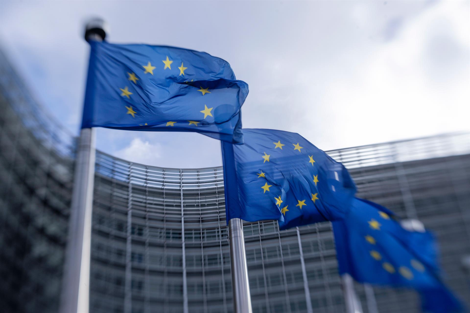 Banderas de la Unión Europea frente la sede de la Comisión Europea, en una imagen de archivo. EFE/EPA/OLIVIER HOSLET