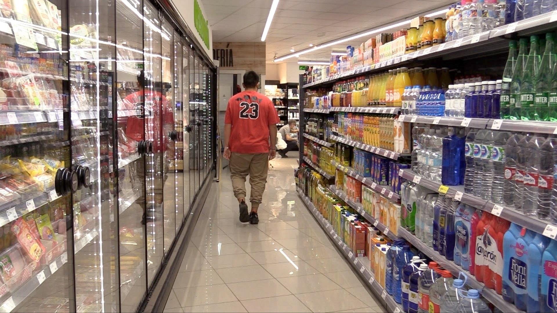 Fotografía de un consumidor en un supermercado. IMAGEN DE ARCHIVO