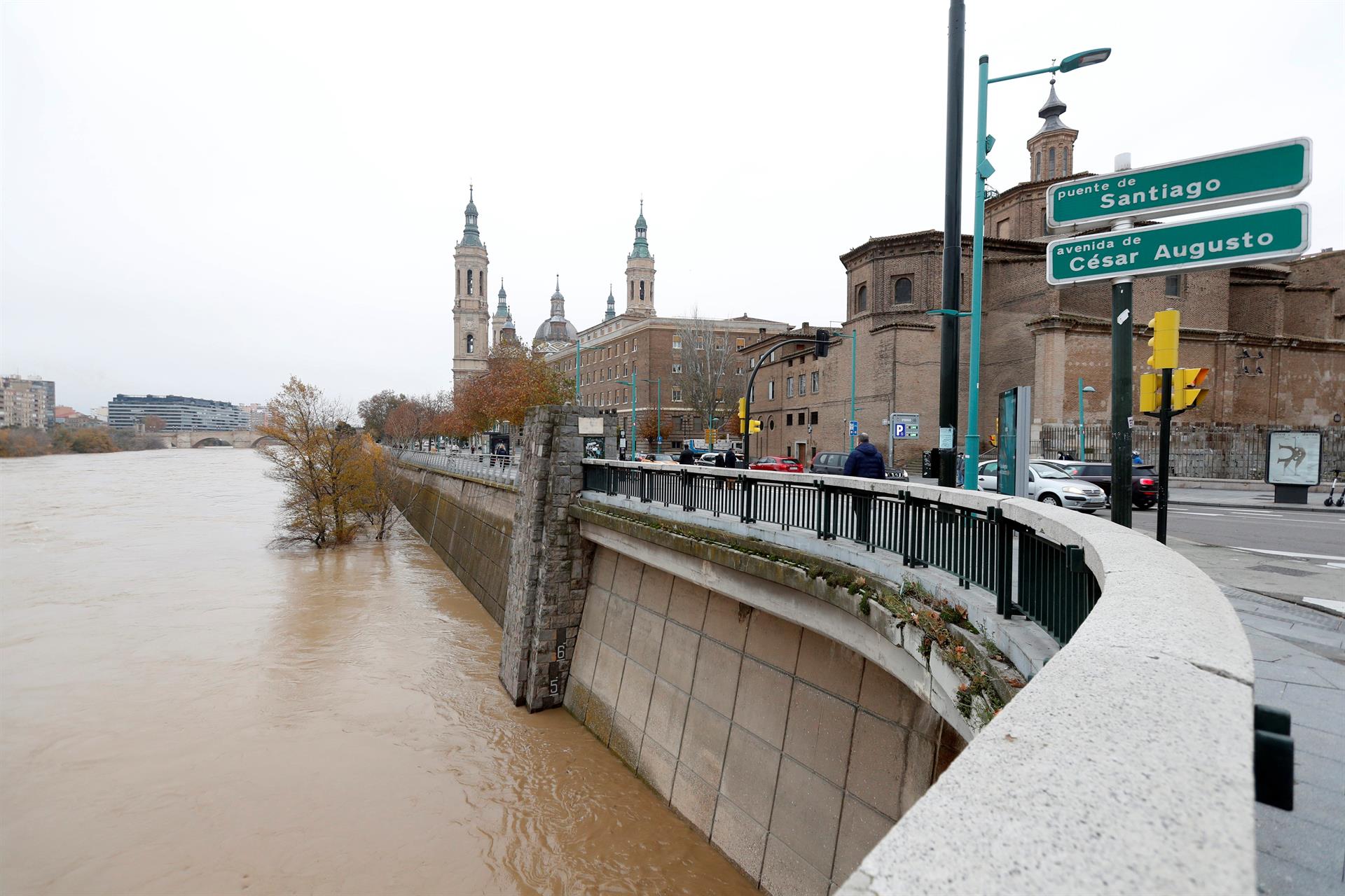 Vista del río Ebro desde el Puente de Santiago de Zaragoza este lunes. El Ayuntamiento de la ciudad elevó anoche a fase de emergencia el Plan de Protección Civil y esta mañana se celebrará una nueva reunión en el Centro de Coordinación de Emergencias del Parque 1 de Bomberos. EFE/JAVIER BELVER