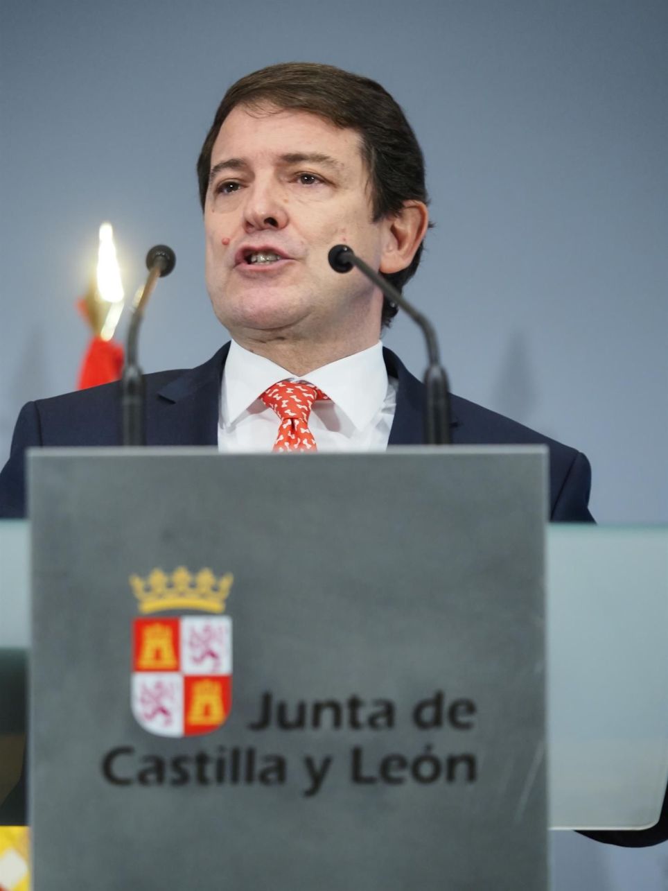 El presidente de la Junta de Castilla y León, Alfonso Fernández Mañueco, hace una declaración a la prensa para anunciar la convocatoria de elecciones anticipadas, este lunes, en Valladolid. EFE/R. GARCÍA.
