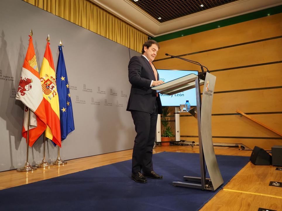 El presidente de la Junta de Castilla y León, Alfonso Fernández Mañueco, hace una declaración e prensa para anunciar la convocatoria de elecciones anticipadas, este lunes, en Valladolid. EFE/R. GARCÍA.
