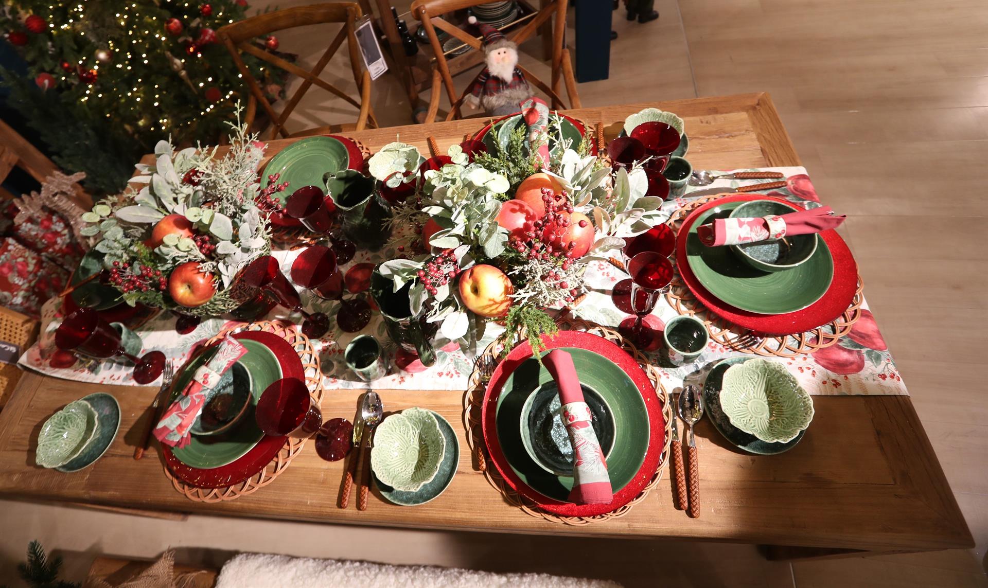 Una mesa de navidad montada para seis personas. EFE/LUIS TEJIDO/Archivo