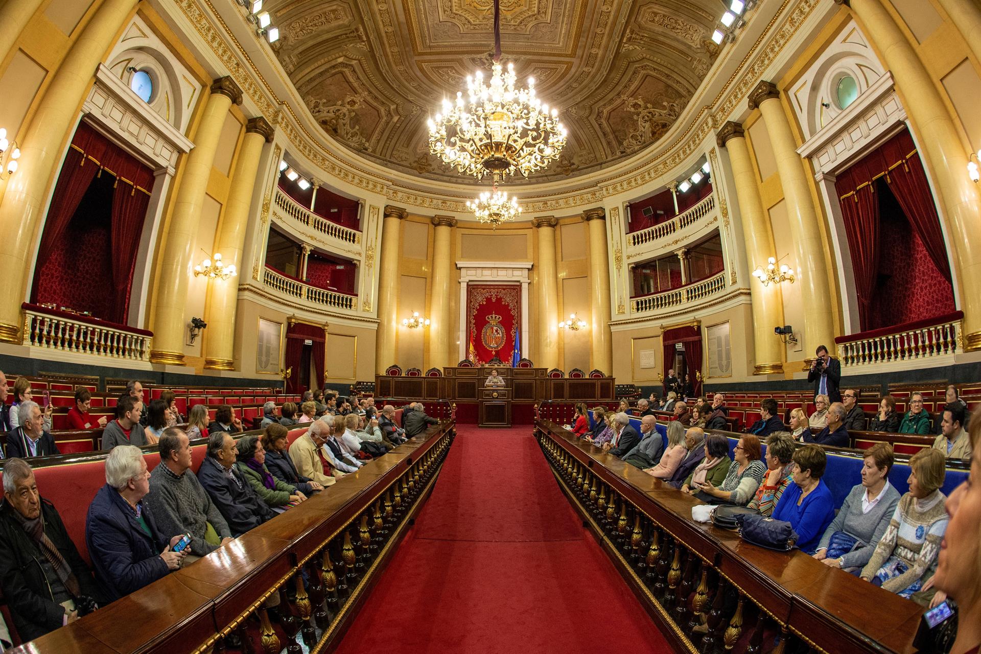 Vista general con un ojo de pez que muestra a los ciudadanos sentados en los escaños durante la jornada de puertas abiertas del Senado que se celebra este miércoles en Madrid. EFE/Rodrigo Jiménez