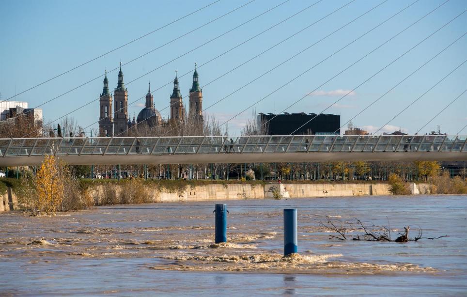 Vista general de la crecida del río Ebro a su paso por Zaragoza, donde se espera que los valores más altos de caudal (de 1900 a 2300 m³/s) se alcancen durante la tarde del martes 14 y principios del miércoles 15. EFE/Javier Cebollada
