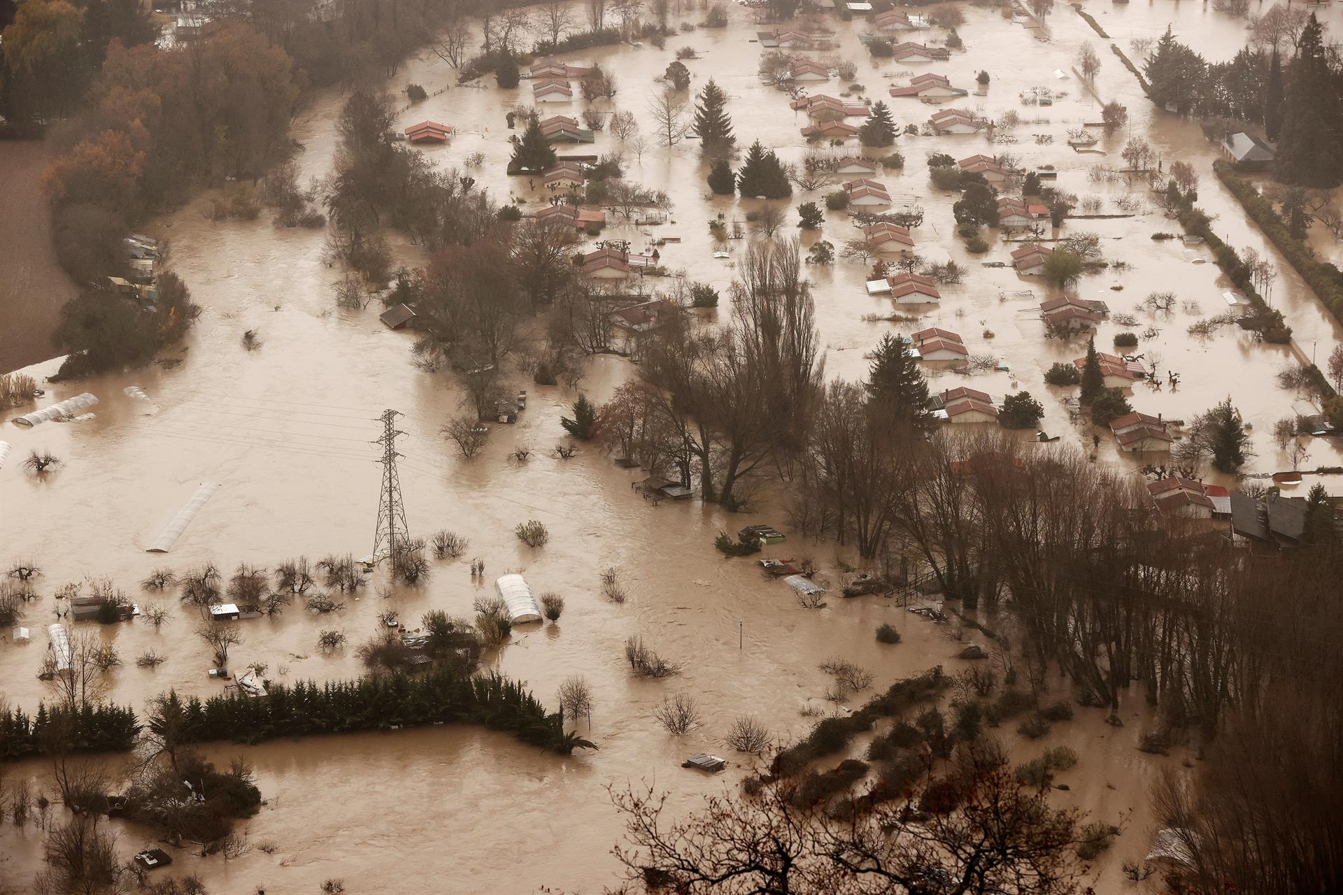 Vista aérea de las inundaciones ocasionadas por el desbordamiento río Arga a su paso por Huarte, Villava y Burlada en Navarra, este viernes. EFE/ Jesús Diges
