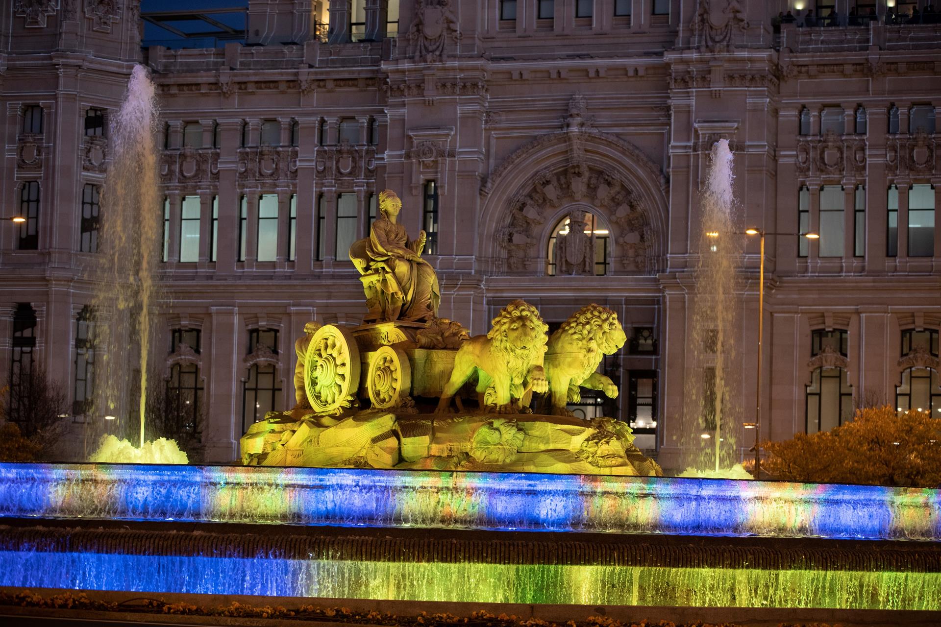 MADRID, 16/12/2021.- La estatua de La Cibeles, en el centro de Madrid, iluminada con los colores de la bandera kazaja en Madrid, con motivo del 30 aniversario de la independencia del país de la Unión Soviética. EFE/Javier Liaño