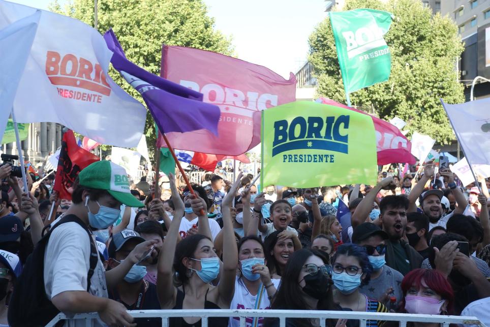 Personas reaccionan al triunfo del candidato presidencial Gabriel Boric, hoy en Santiago (Chile). EFE/Elvis González
