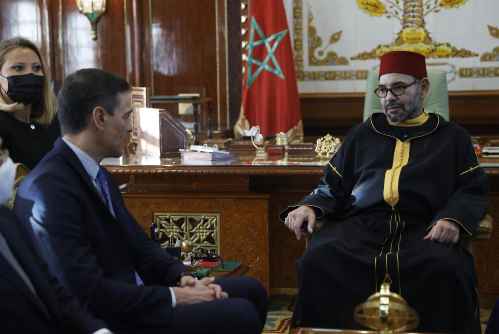 El presidente del Gobierno español, Pedro Sánchez (i), y el rey Mohamed VI de Marruecos (d), en el encuentro que mantuvieron en abril de 2022 en el Palacio Real de Rabat, Marruecos.