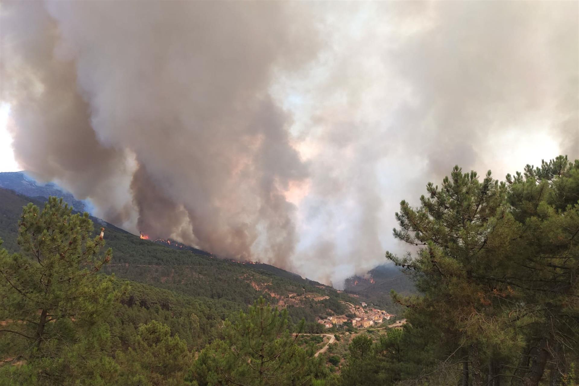Imagen del incendio forestal de nivel 2 en la comarca cacereña de Las Hurdes. EFE/EDUARDO PALOMO
