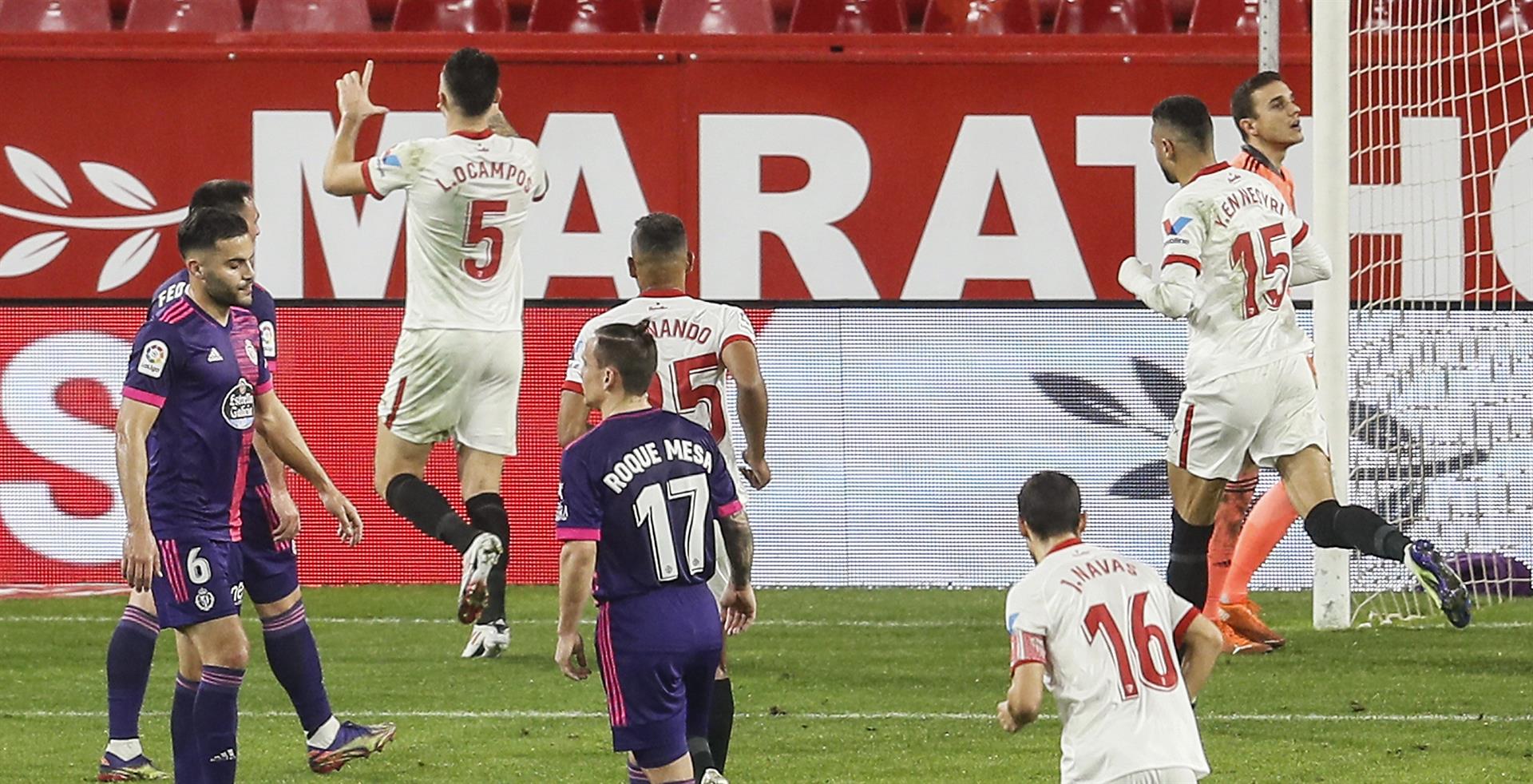 Lucas Ocampos (2-i), del Sevilla, celebra un gol frente al Valladolid en el Sánchez-Pizjuán. EFE/Jose Manuel Vidal/ARCHIVO