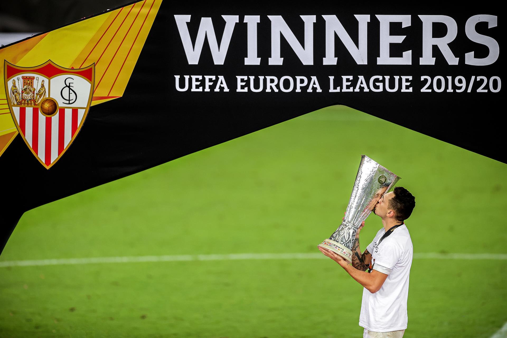 Lucas Ocampos besa la copa de campeón de la Liga Europa que el Sevilla logró en Colonia (Alemania) en 2020. EFE/EPA/Friedemann Vogel/POOL/Archivo