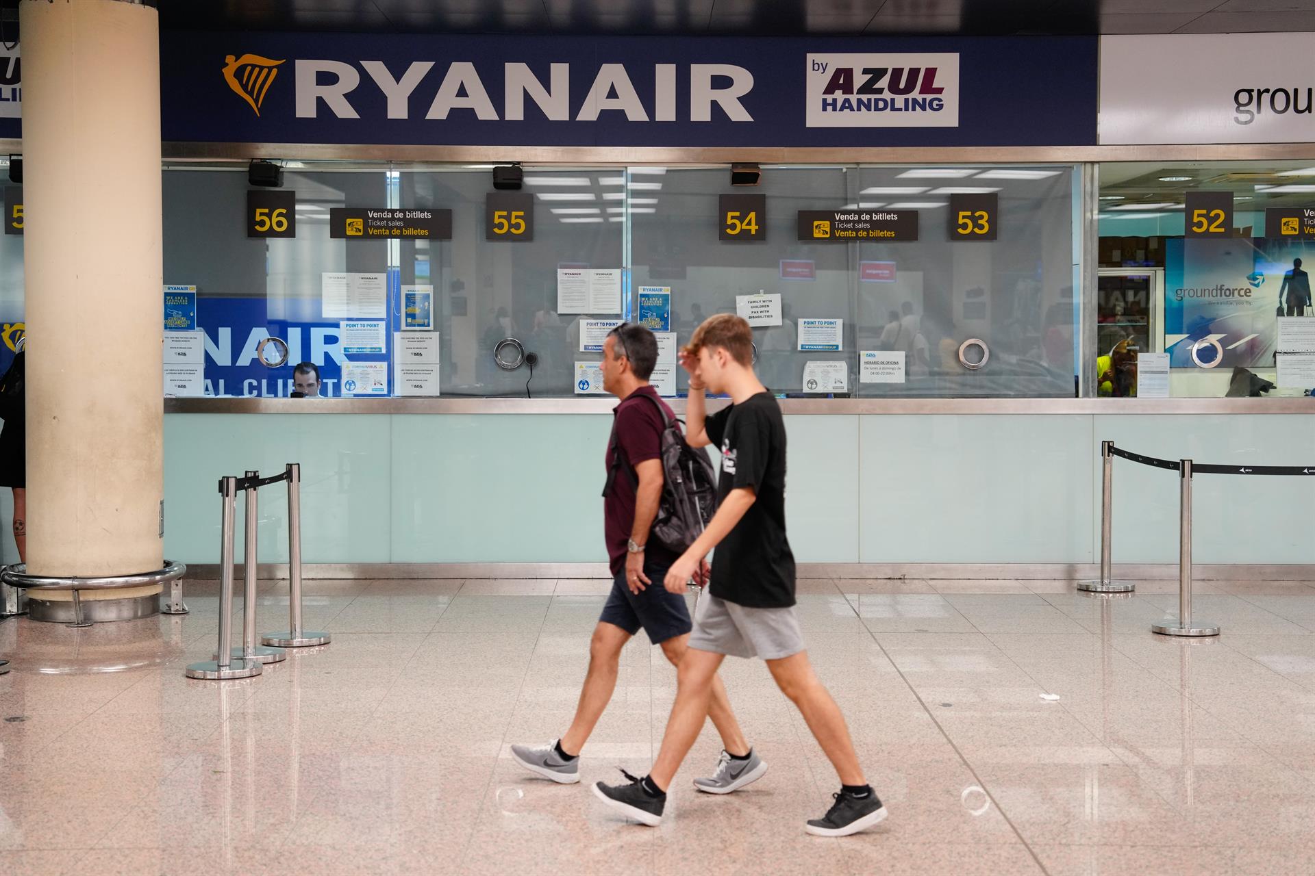 Unos pasajeros durante una jornada de huelga de Ryanair. EFE/Archivo