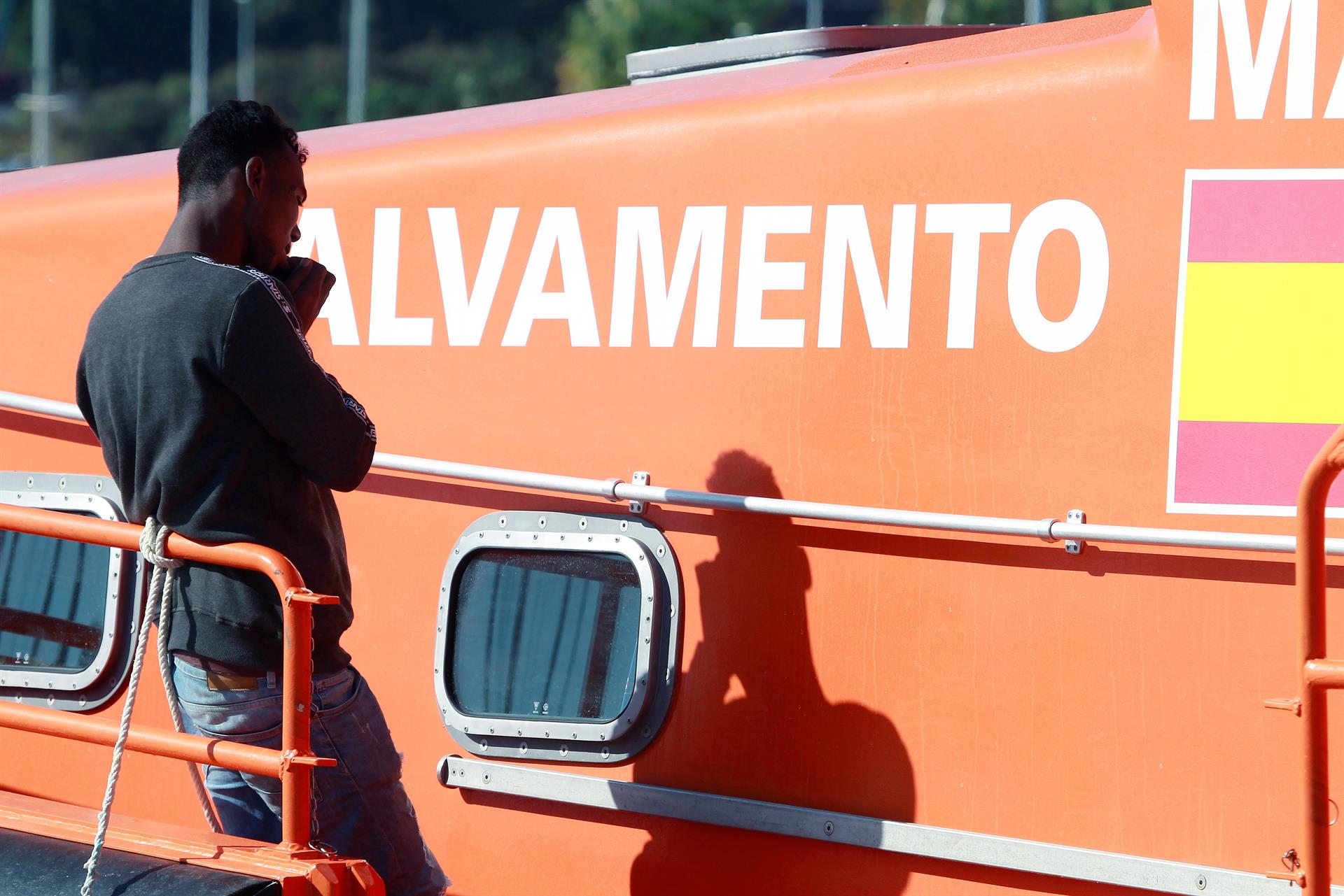 Un inmigrante rescatado espera a ser trasladado en el puerto de Algeciras (Cádiz). EFE/Archivo