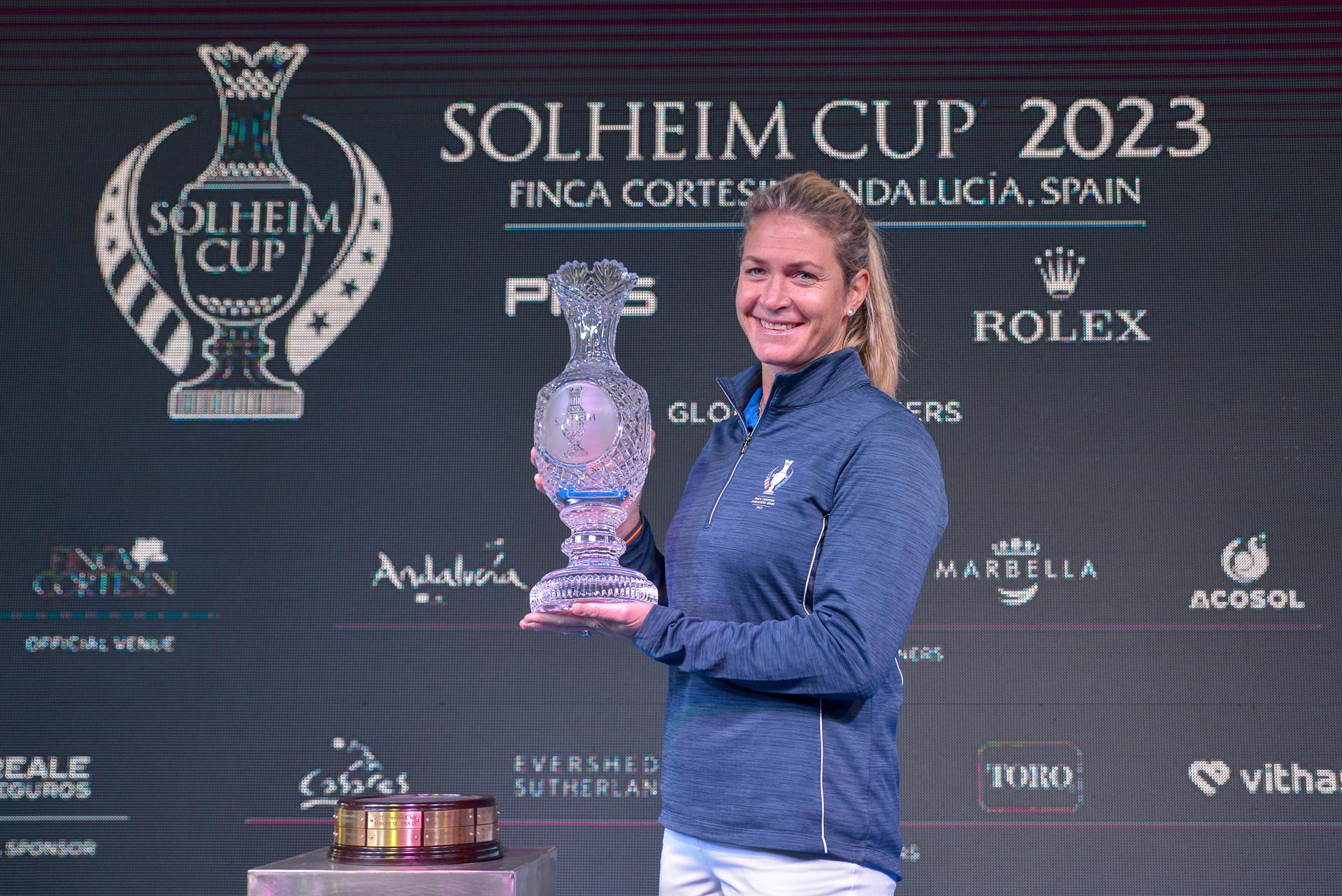 La golfista noruega Suzann Pettersen sostiene el trofeo de la Copa Solheim tras ser presentada como la capitana del equipo que representará a Europa en la próxima edición, en 2023, que tendrá lugar en la Finca Cortesín, en Casares (Málaga). EFE/Antonio Paz/Archivo