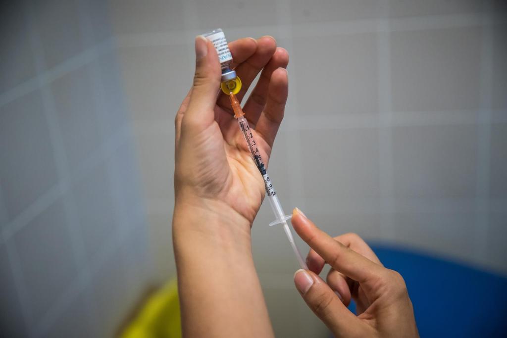 Un sanitario que prepara una dosis de la vacuna para proteger contra el virus de la viruela del mono. 