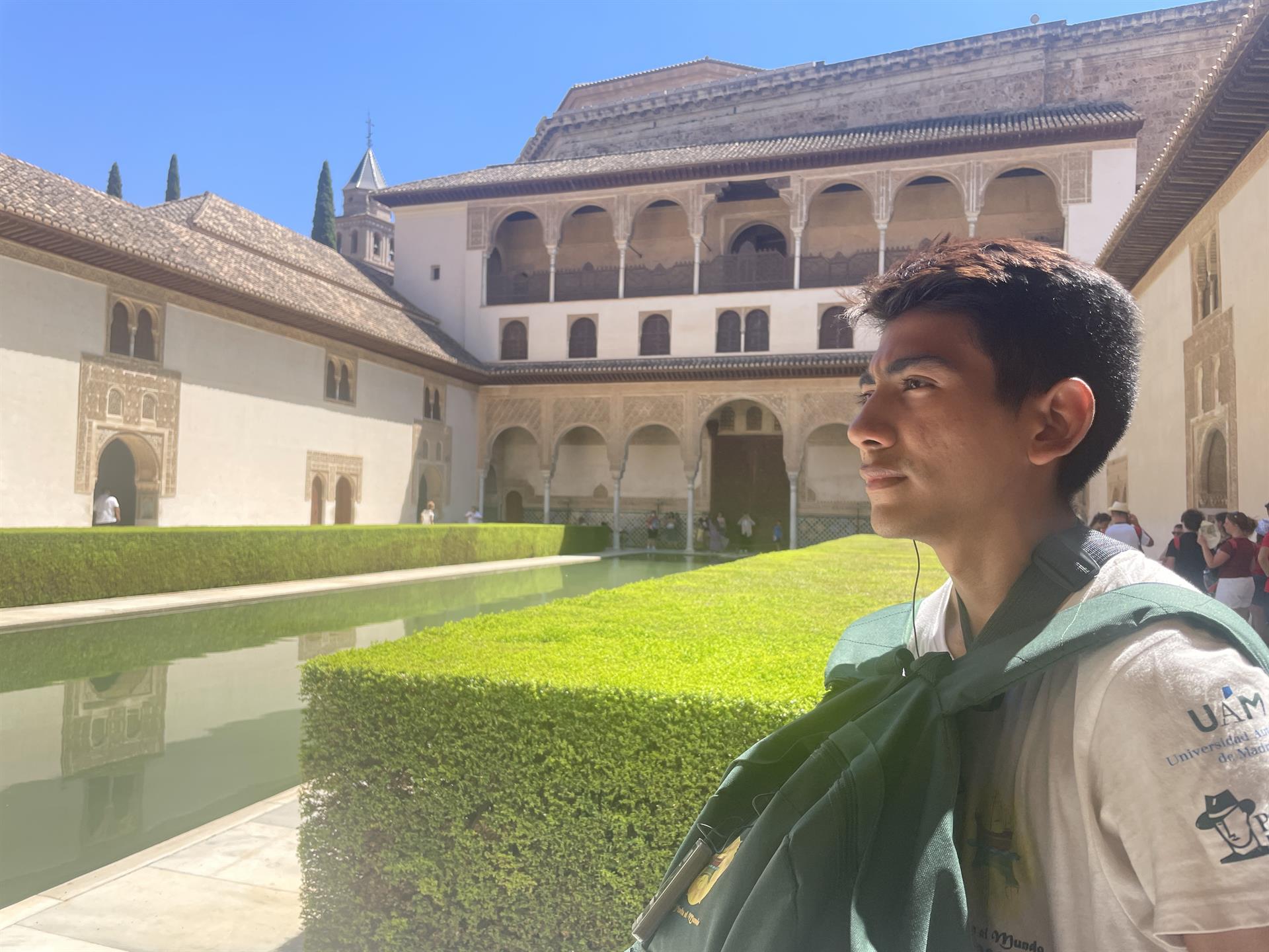 Turista en uno de los patios de la Alhambra de Granada. EFE/Macarena Soto