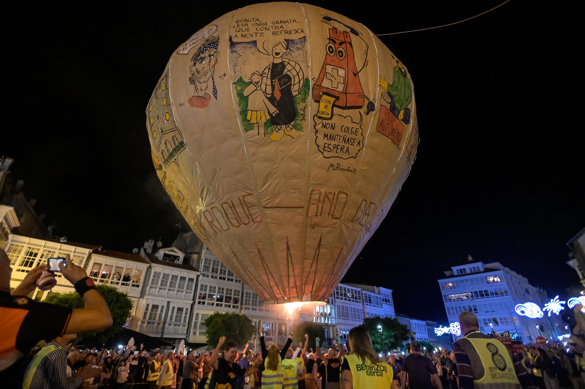 El globo de papel más grande del mundo ha vuelto a volar este viernes desde Betanzos (A Coruña). EFE/Moncho Fuentes