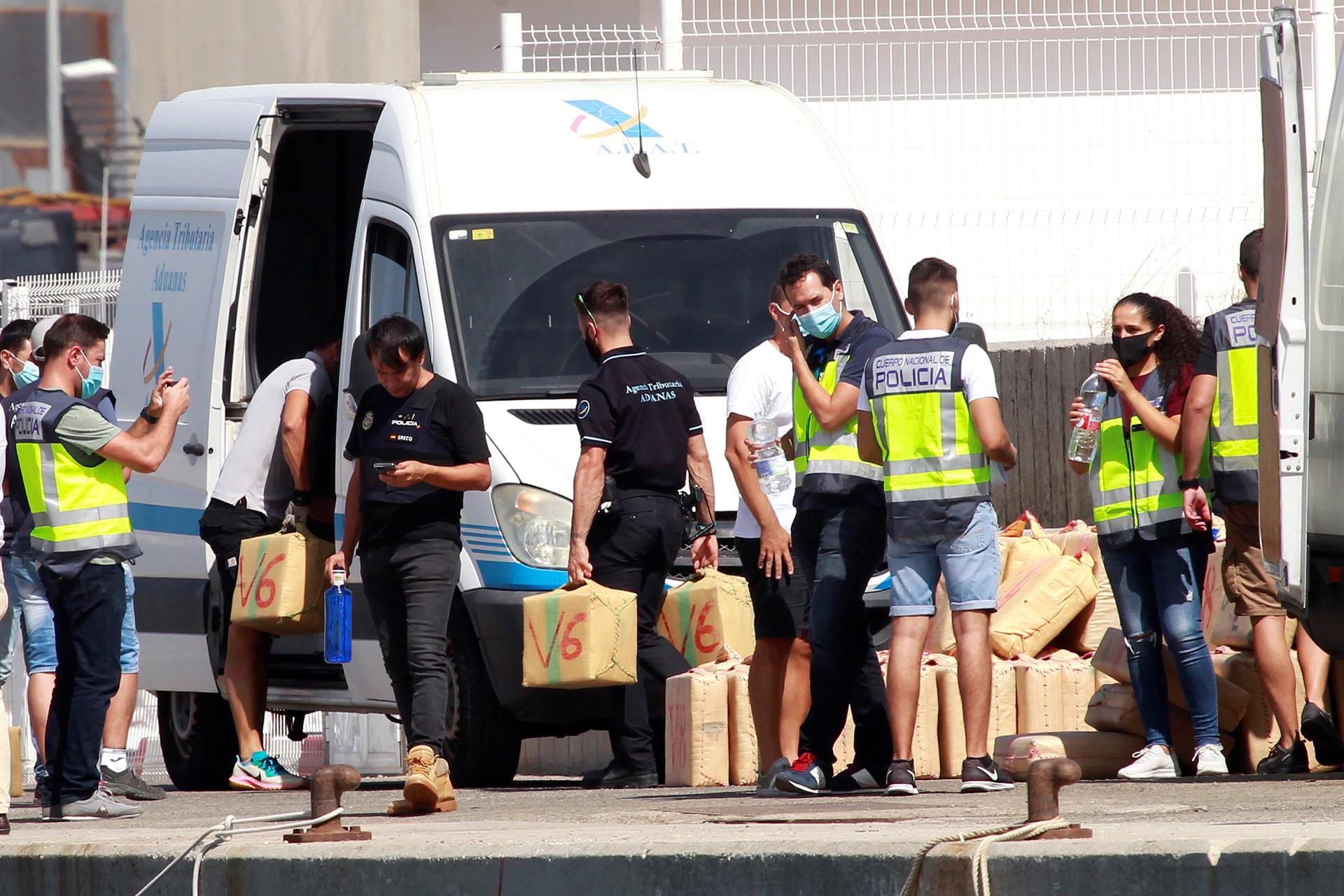 Agentes de Vigilancia Aduanera y de la Policía Nacional trasladan varias toneladas de hachís incautadas en una operación conjunta. EFE/Archivo
