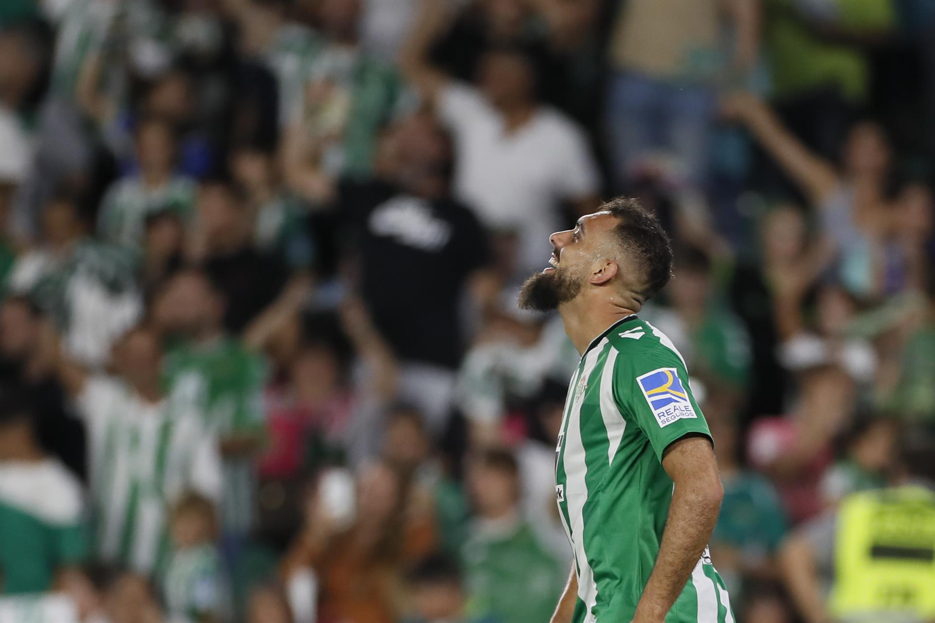 El delantero del Betis Borja Iglesias celebra su gol durante el partido ante Osasuna disputado en el estadio Benito Villamarín. EFE/José Manuel Vidal