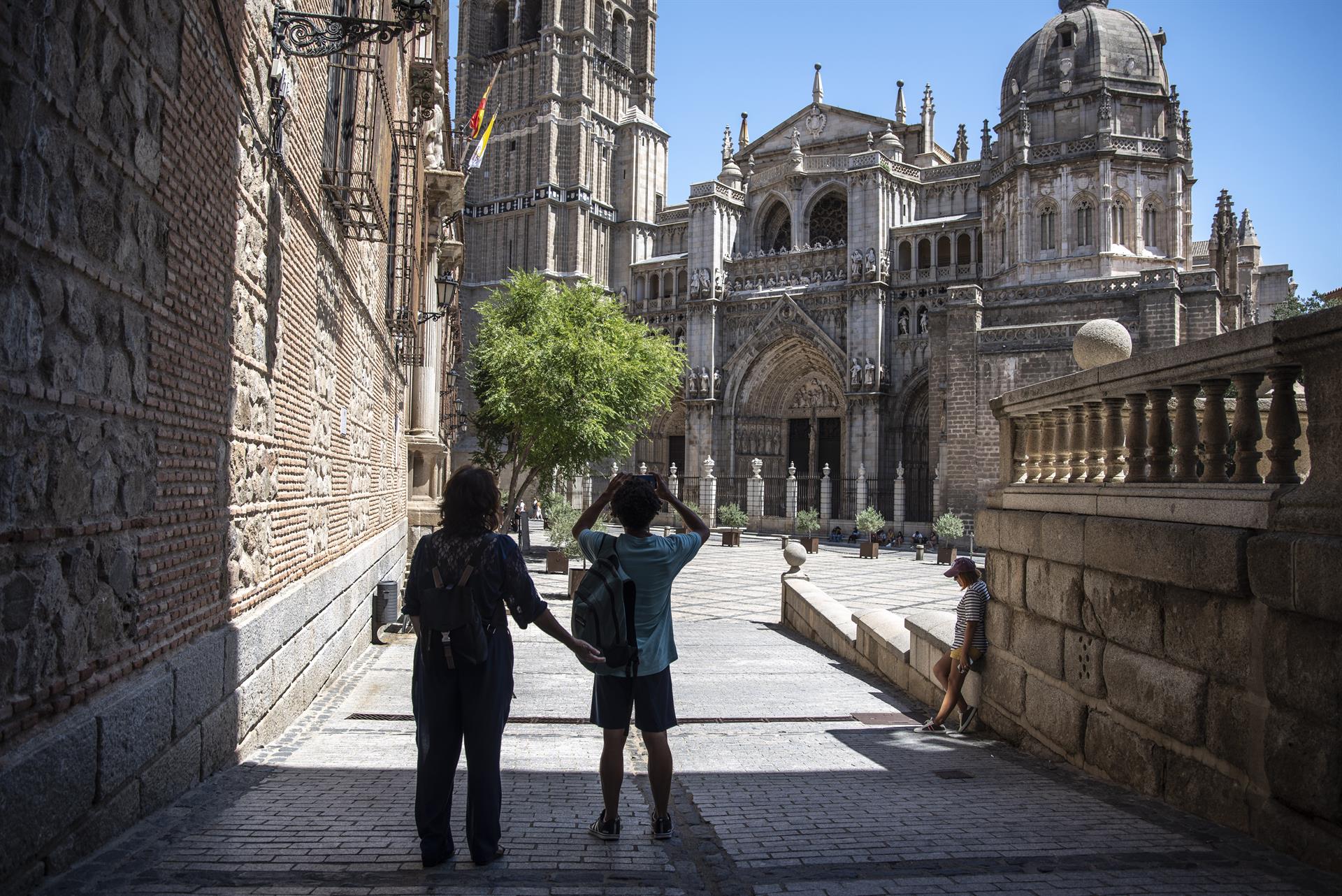 En la imagen de archivo, dos personas a su llegada a la Catedral de Toledo. EFE/Ismael Herrero