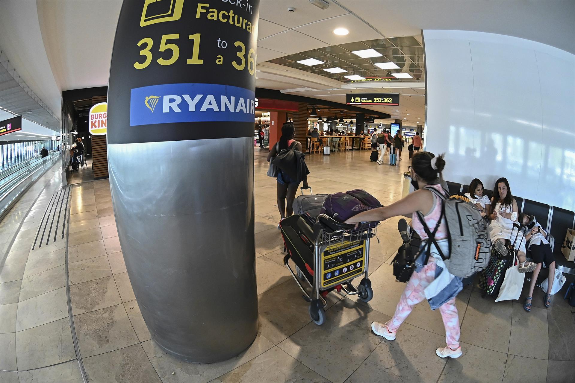 Mostradores de Ryanair. EFE/ Fernando Villar