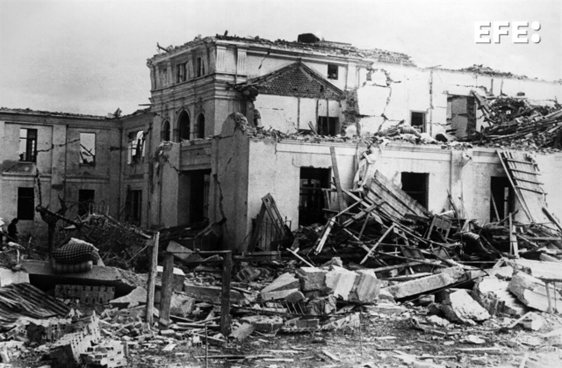 Estado en que el quedó el edificio de la Casa Cuna del Niño Jesús en Cádiz tras la gran explosión que asoló la ciudad. EFE/Archivo