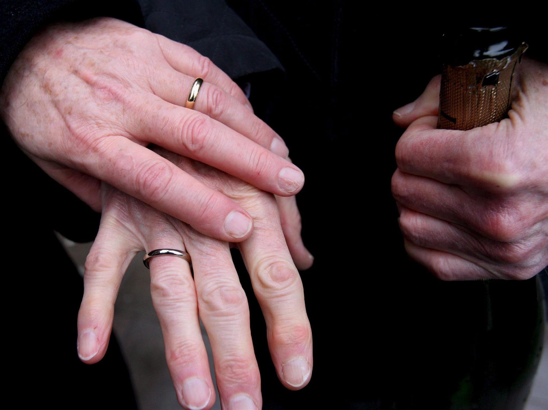 Una pareja muestra sus anillos de matrimonio. EFE/Archivo