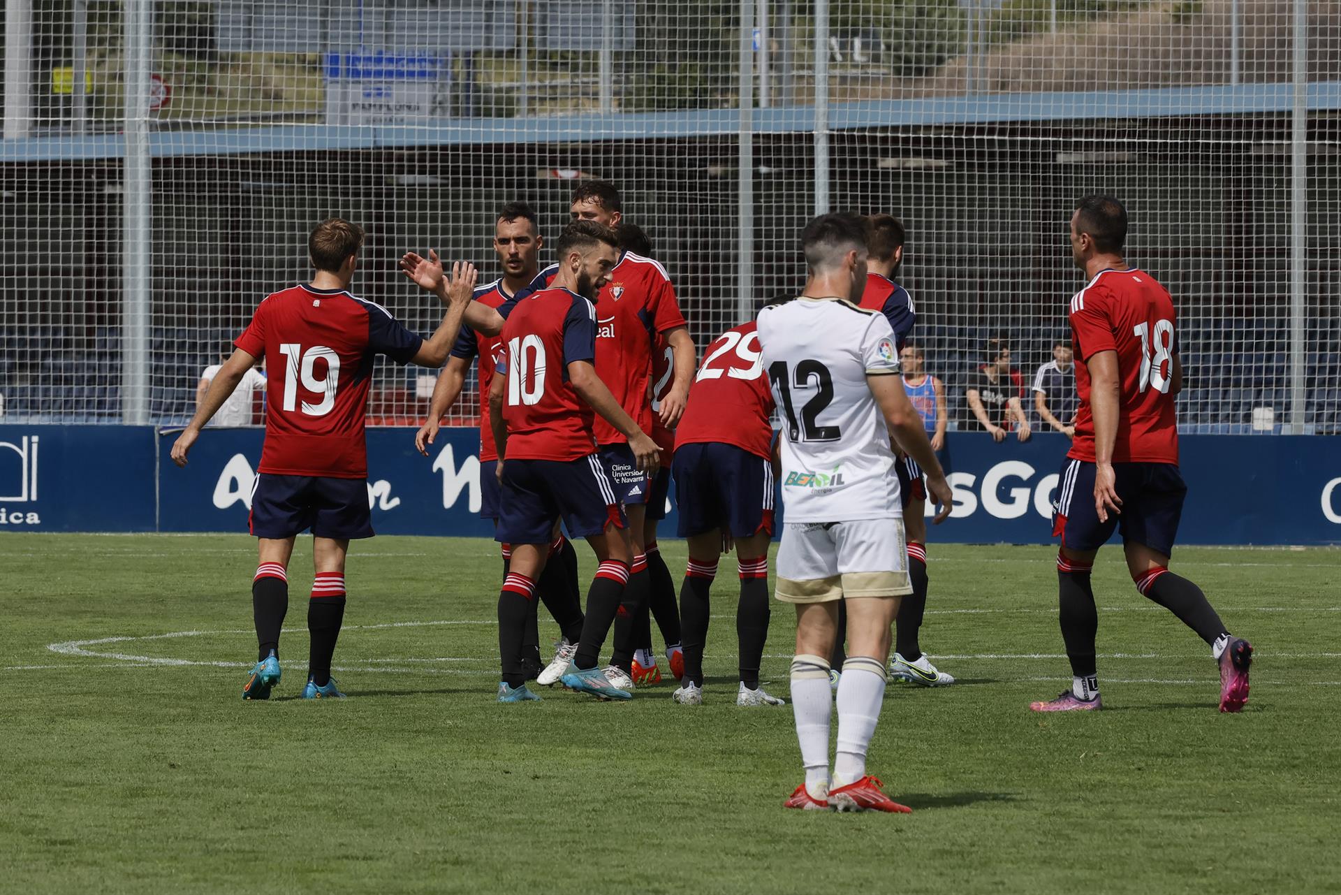El centrocampista del Osasuna Pablo Ibáñez (i) celebra con sus compañeros su gol ante el Burgos en un partido amistoso disputado el pasado viernes. EFE/ Villar López