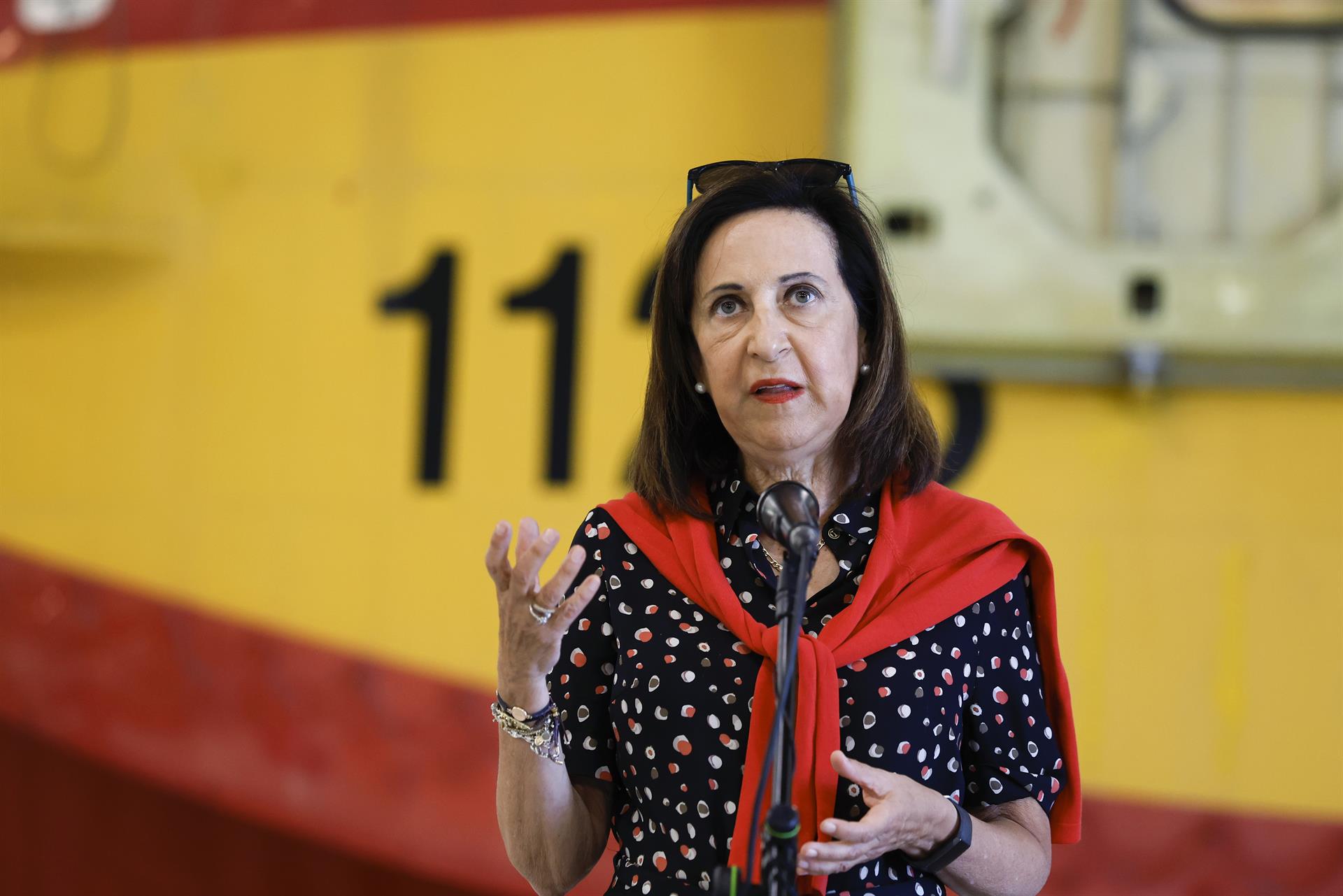 La ministra de Defensa, Margarita Robles, interviene este jueves en la Base Aérea de Torrejón de Ardoz donde ha visitado al Grupo 43 de Fuerzas Aéreas. EFE/Chema Moya
